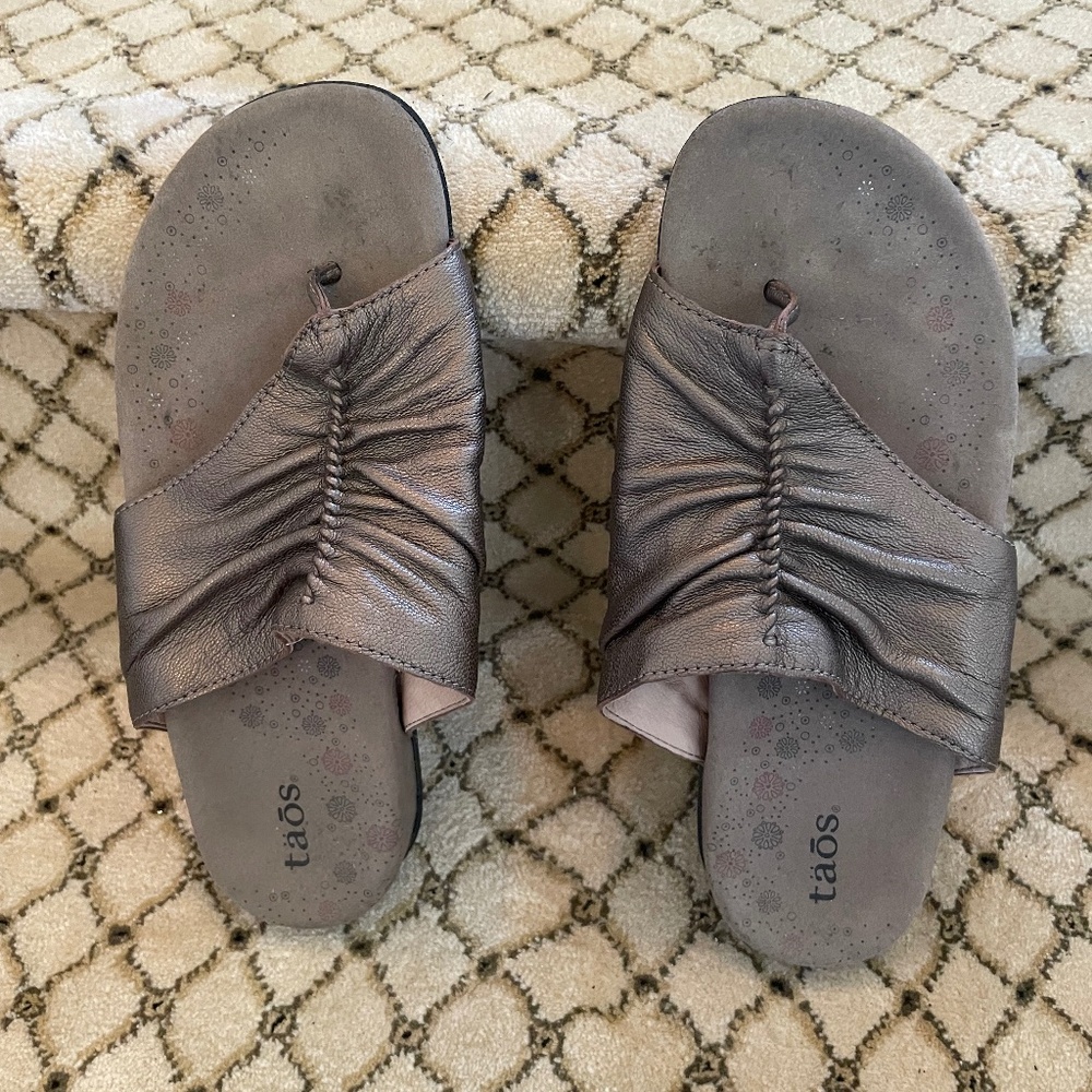 TAOS Gift 2 Woman’s Bronze Leather Sandals Size 7